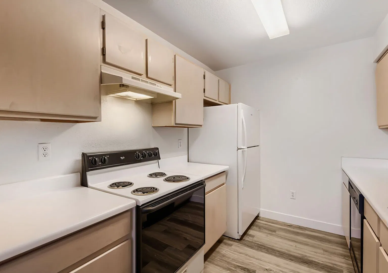 Charming 1bd | Gated Community | Great Amenities — Photo 4