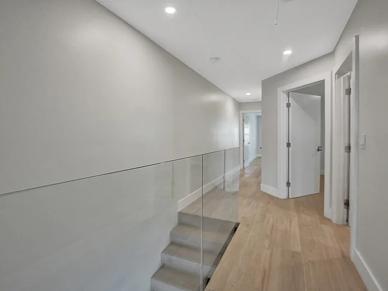 876 Jeffery St — Photo 29