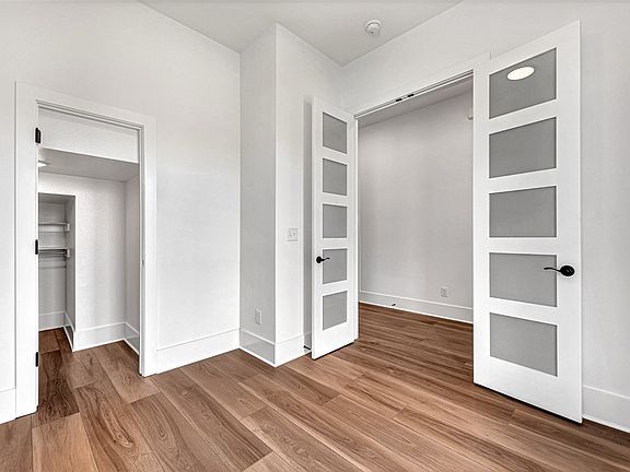 3rd image of 1403 W Brooks Pl