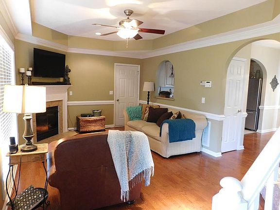 5th image of 215 Sweetbriar St