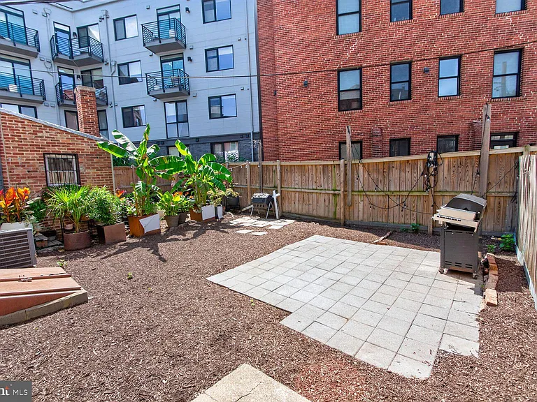 815 L St SE #1 — Photo 16