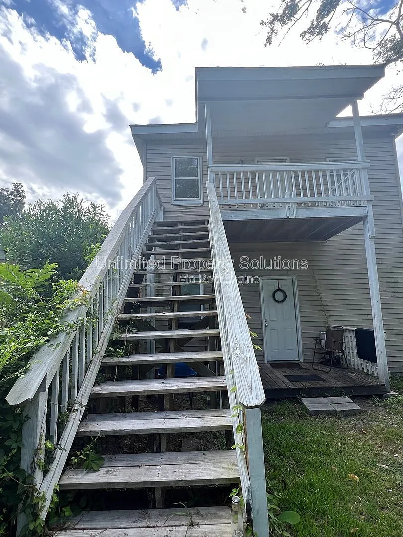 3 bed, 1.0 bath, $1,295 — Photo 3