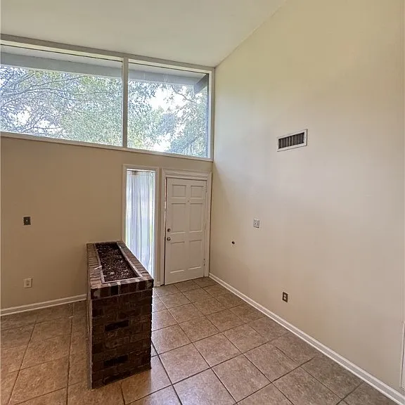 319 Windsor Rd — Photo 3