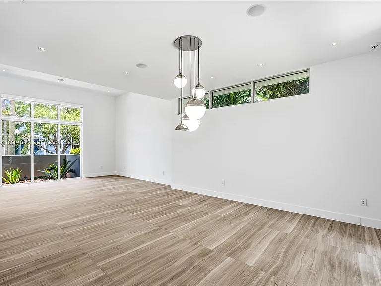 125 Hampton Ln — Photo 8