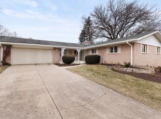 904 Roxbury Rd, Rockford, IL 61107