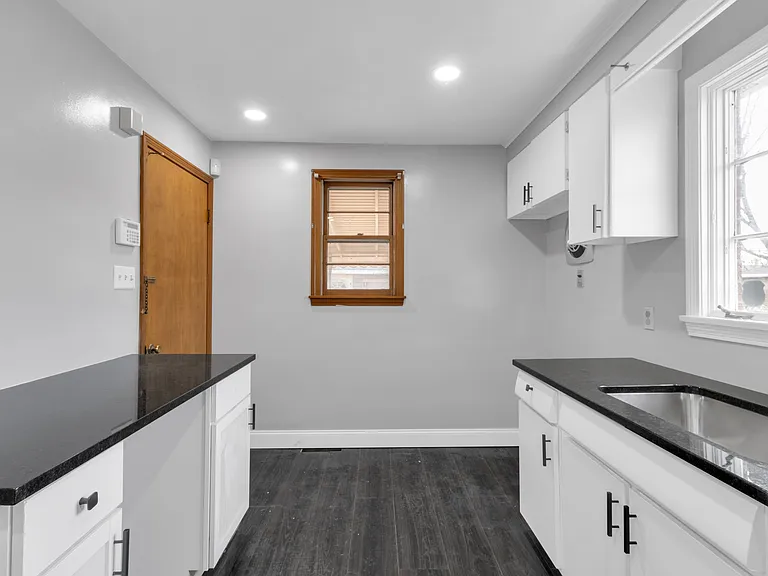 122 Alberta Dr — Photo 9