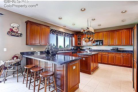 Kitchen and breakfast bar