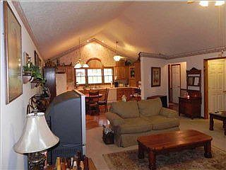 5th image of 215 Lenore Ln
