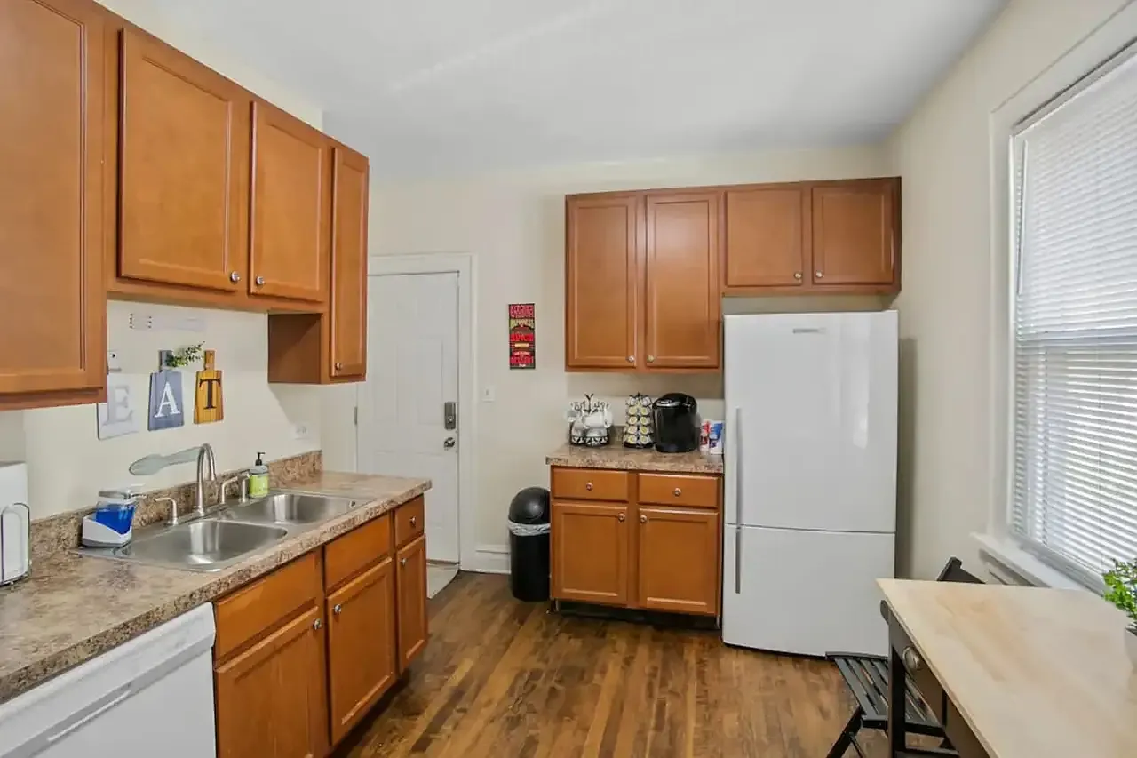 3 bed, 1200 sqft, $2,500 — Photo 4