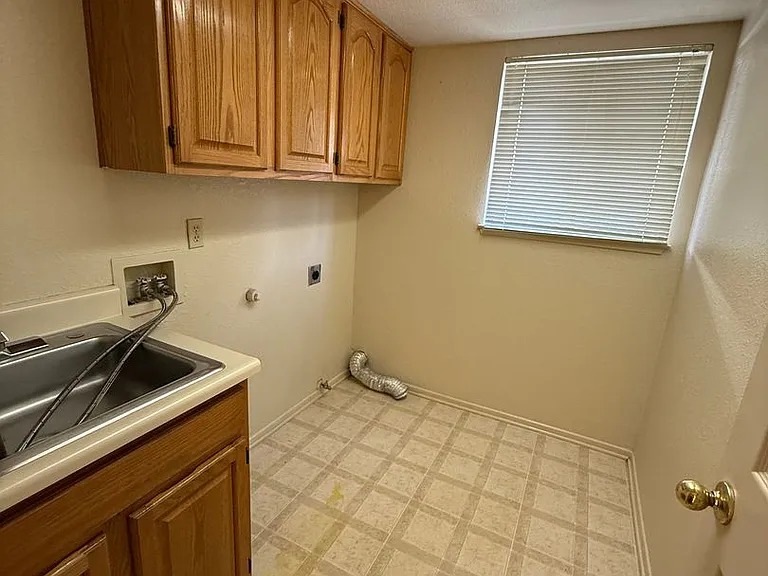 696 Harvard Ct — Photo 12