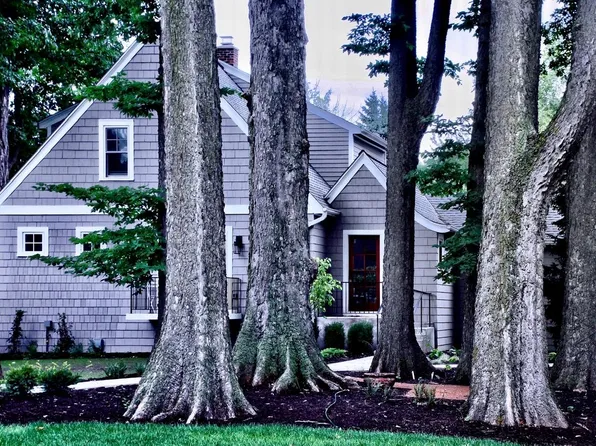 1100 W Riverview Dr, Glendale, WI 53209