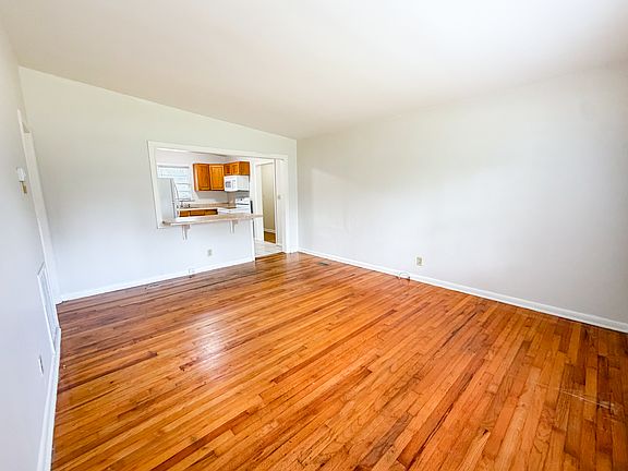 4th image of 610 Kyle St