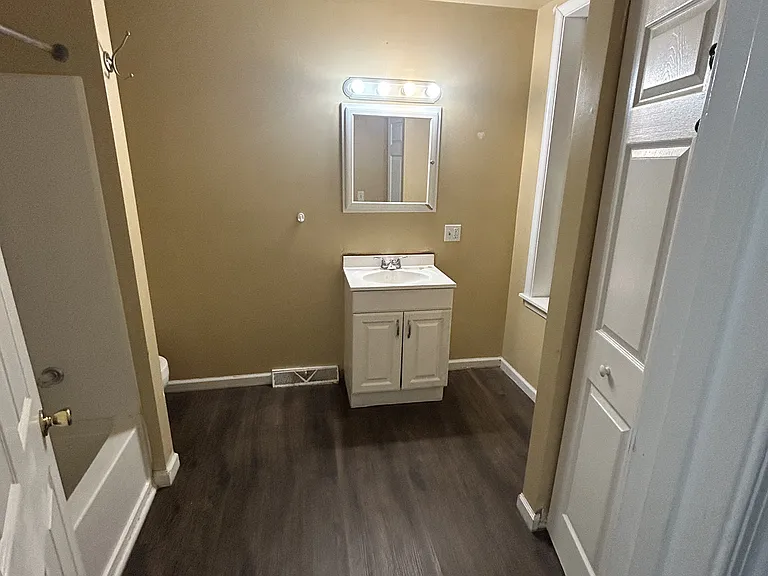 1433 Derry St — Photo 9
