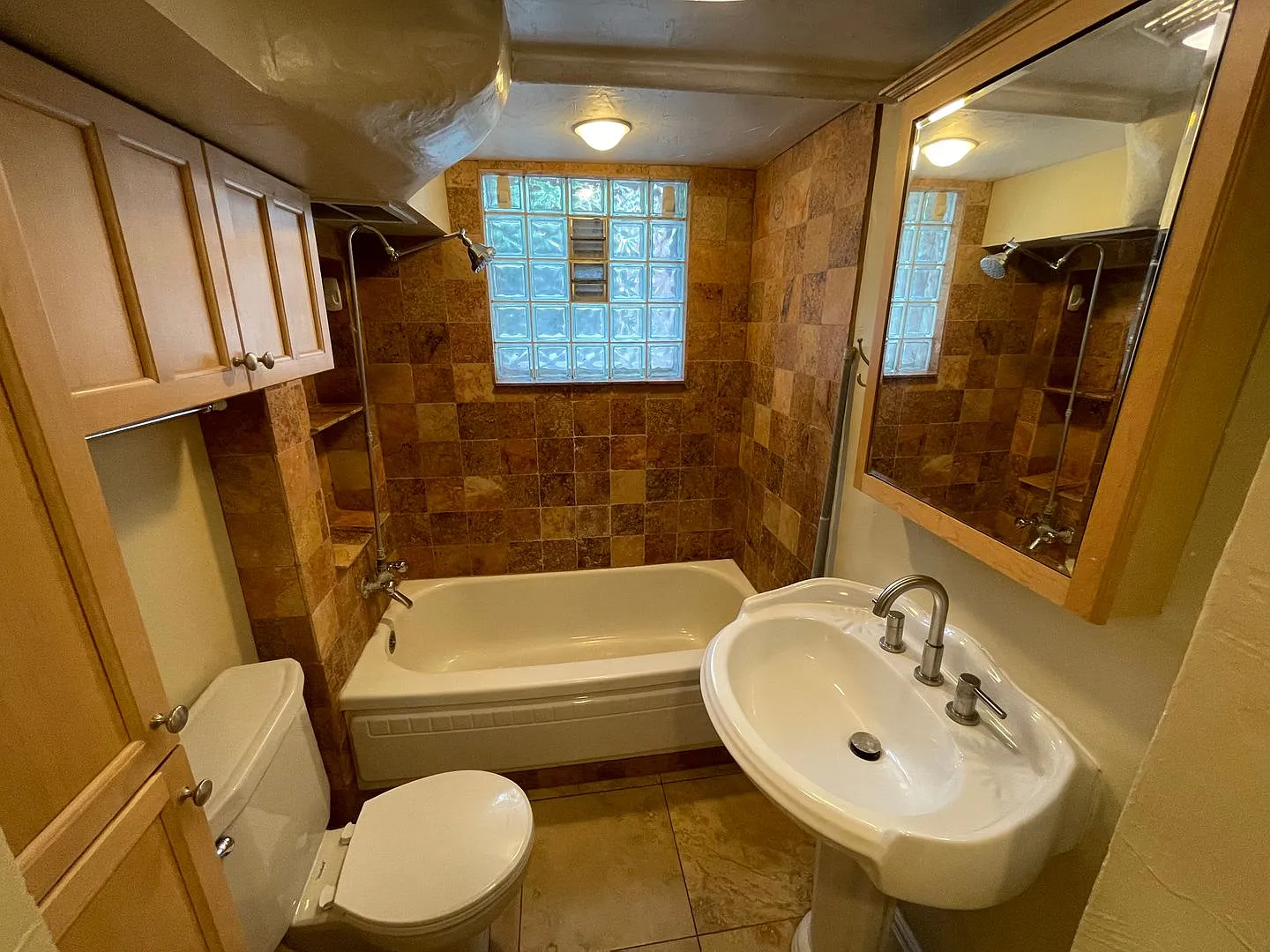 Evans Manor — Photo 1