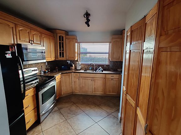 Kitchen (Lots of storage!)