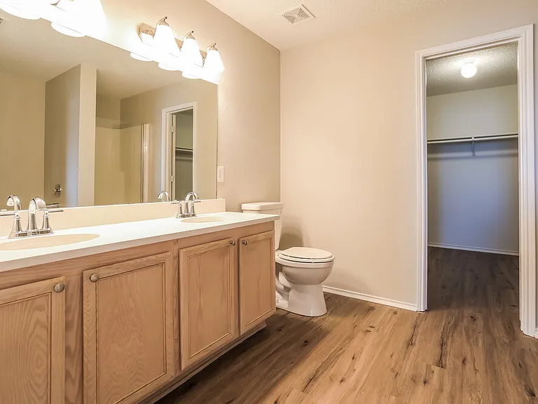 16101 Hollyhill Ct — Photo 12
