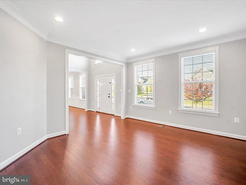 6 bed, 5.5 bath, 4458 sqft, $6,200 — Photo 4