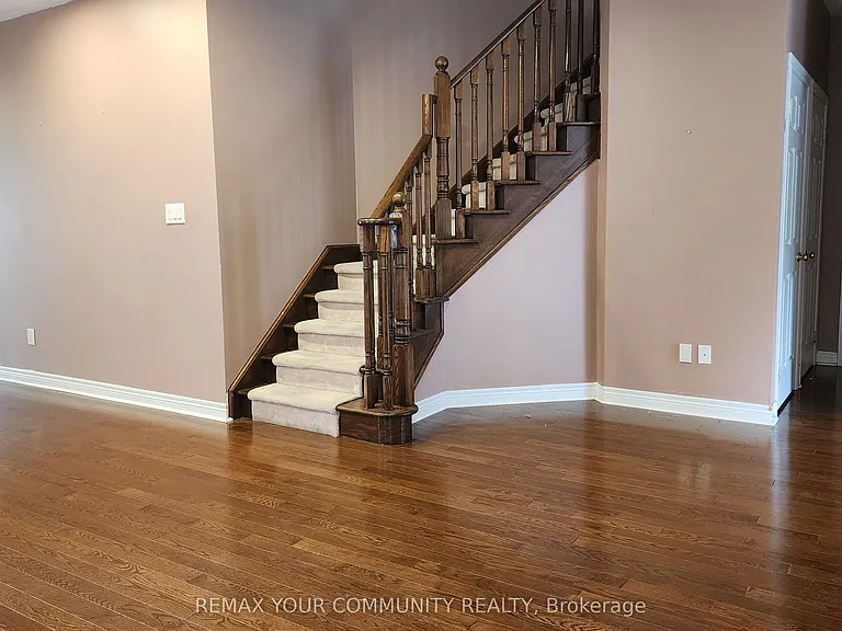 3 Prince Of Wales Dr — Photo 7