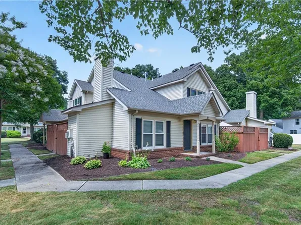 30 Hollis Wood Dr, Hampton, VA 23666