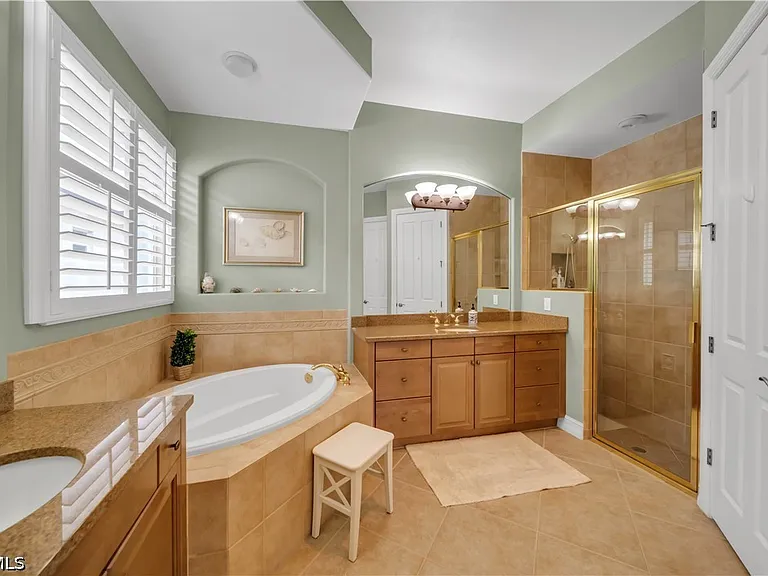7672 Sussex Ct — Photo 13