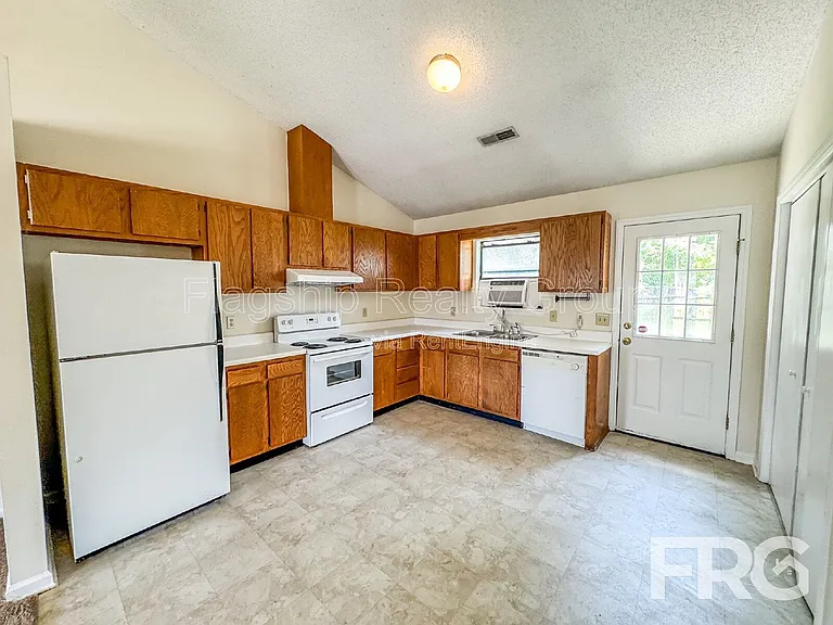 2108 E 3rd St #B — Photo 8