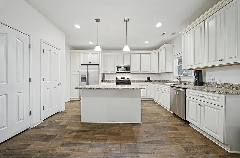 4 bed, 2.5 bath, 2400 sqft, $2,900 — Photo 3