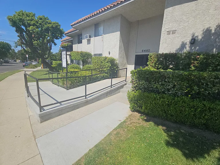 Mammoth Ave — Photo 2