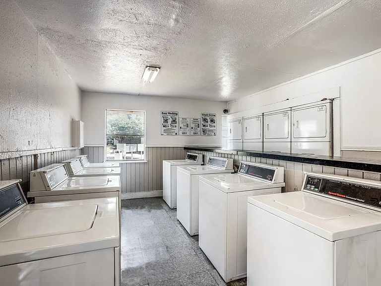 808 E Sanford St — Photo 17