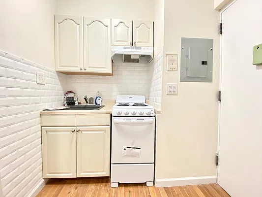 Rented by Voro Purple LLC | media 20