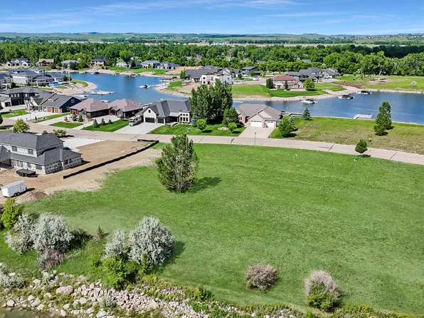 6116 Misty Waters Dr, Bismarck, ND 58503