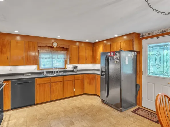 64 Shea St, Fitchburg, MA 01420