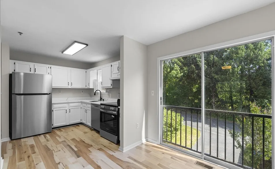3 bed, 1400 sqft, $2,700 — Photo 4
