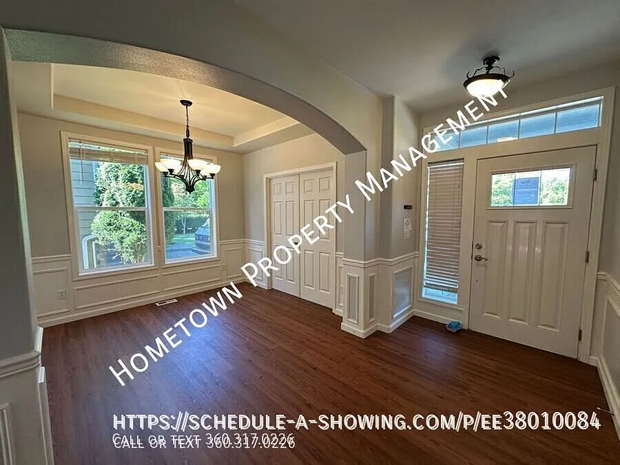 Spacious Lacey Home with Bonus Room & Fenced Yard — Photo 2