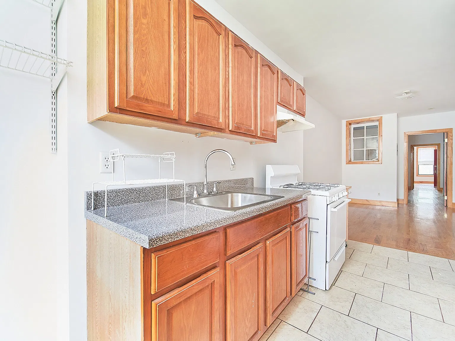 138 Scholes St — Photo 3