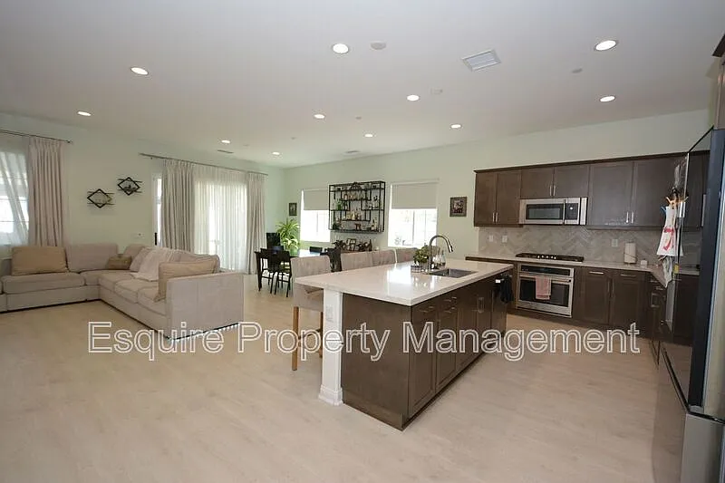4 bed, 3.5 bath, 2852 sqft, $4,900 — Photo 4