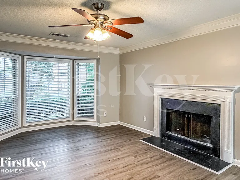 2701 Chadwick Ln NW — Photo 2