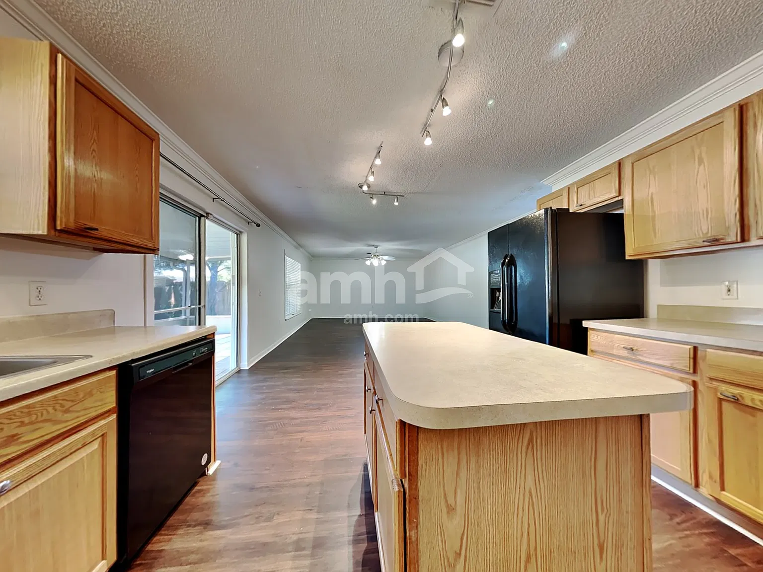 3 bed, 2.5 bath, 2392 sqft, $2,425 — Photo 4