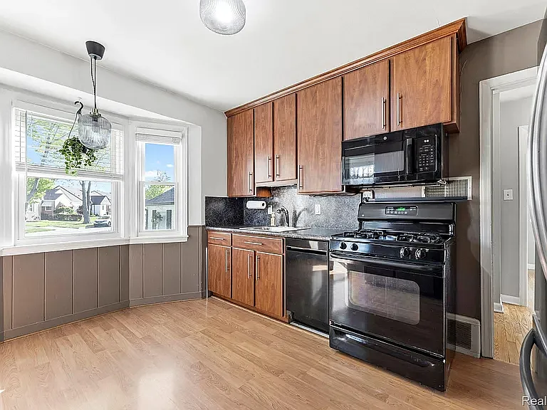 23080 Audette St — Photo 5