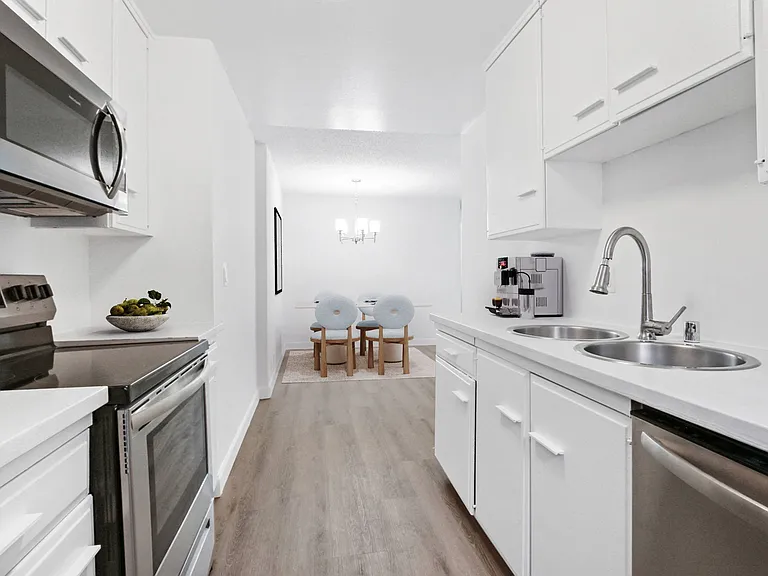 Bentley Avenue Apartments — Photo 44