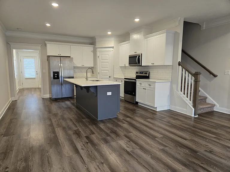 1063 Linsmore Ave — Photo 3