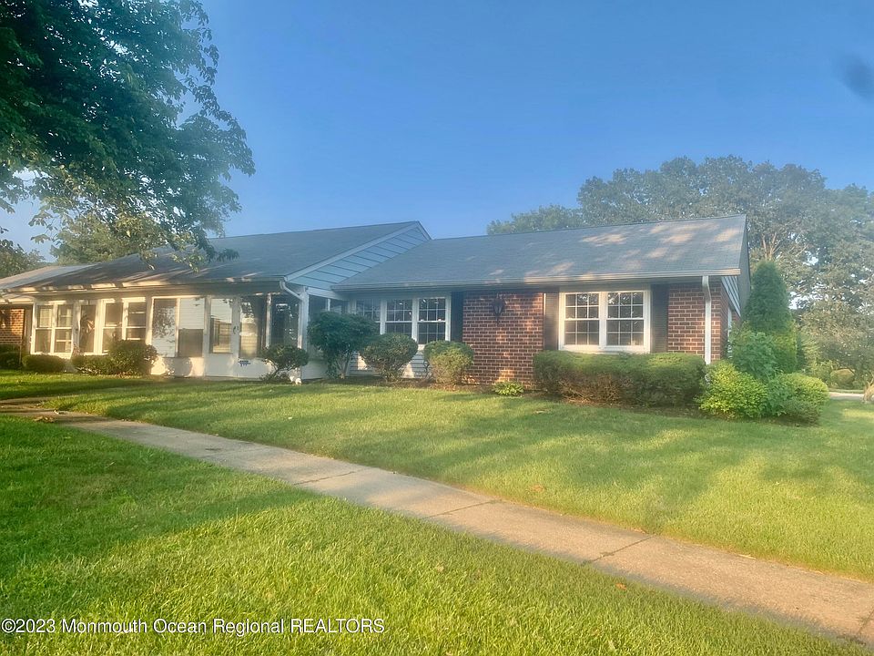 1st image of 923B Thornhill Court