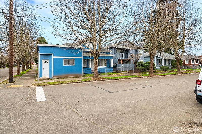 3rd image of 441 445 Smithers Avenue S