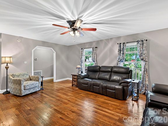5th image of 47 Royal Oaks Rd