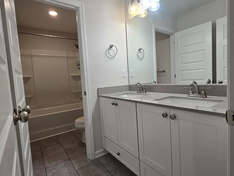 1063 Linsmore Ave — Photo 6