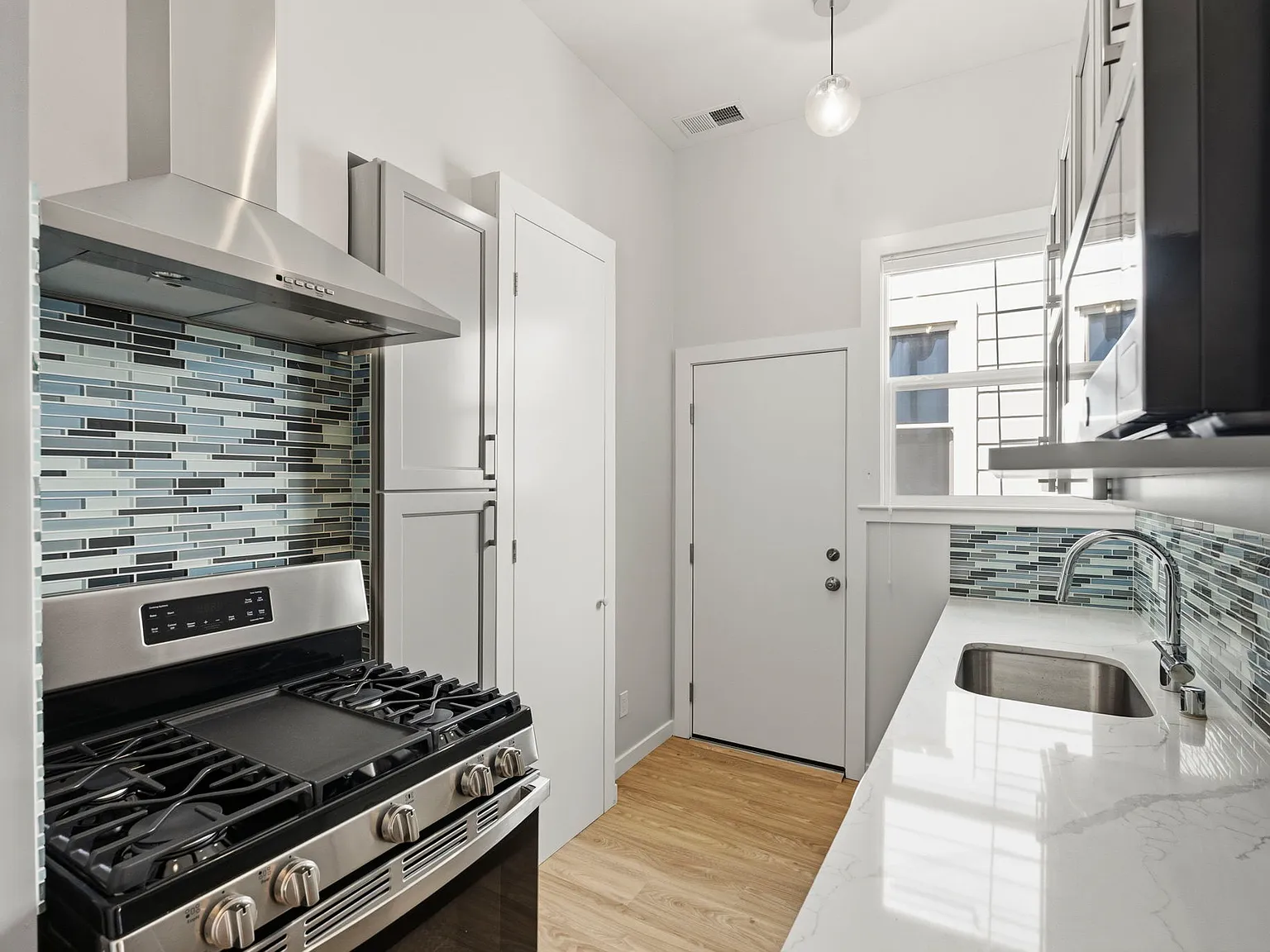 Top-Floor 2BR with In-Unit Laundry & Parking Included — Photo 4