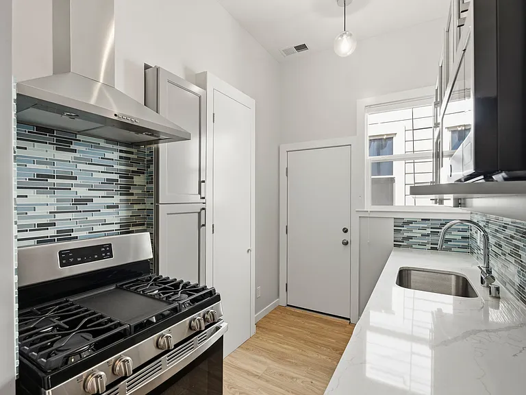 2581 Post St #4 — Photo 2