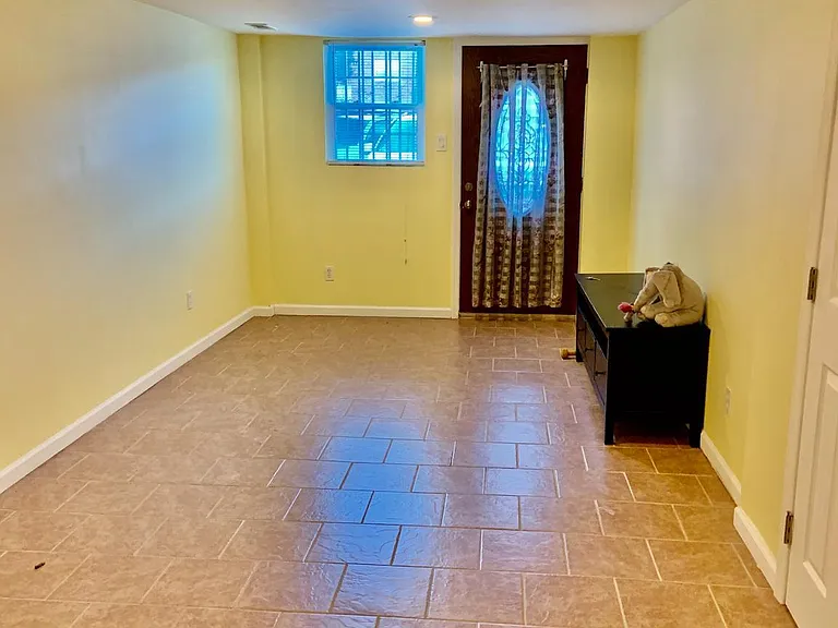 825 Hoffman Pl — Photo 4