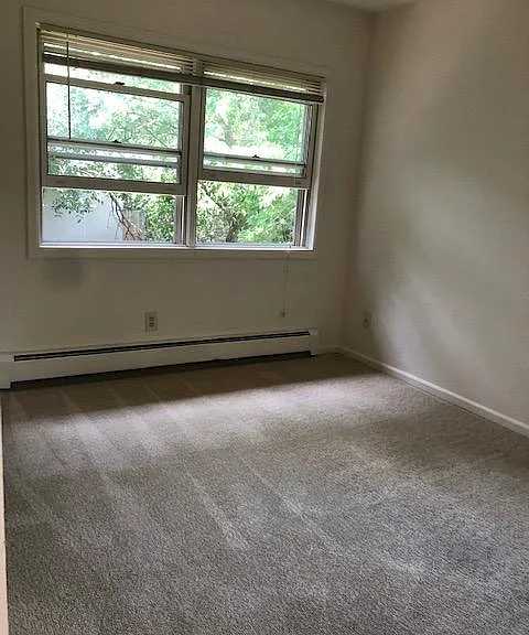 576 University Ave — Photo 16