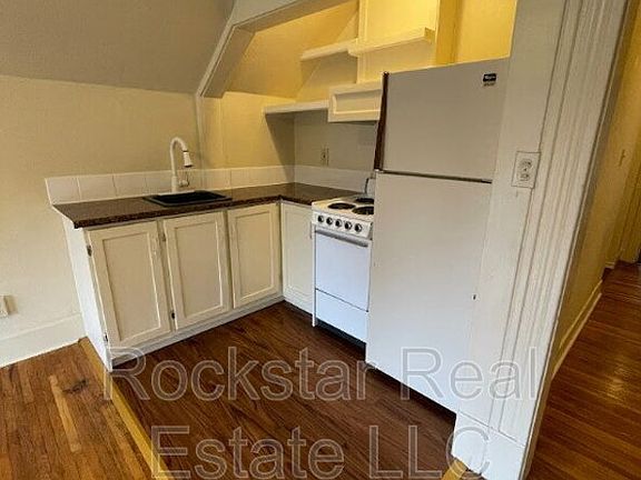 2nd image of 924 S Maple St #7