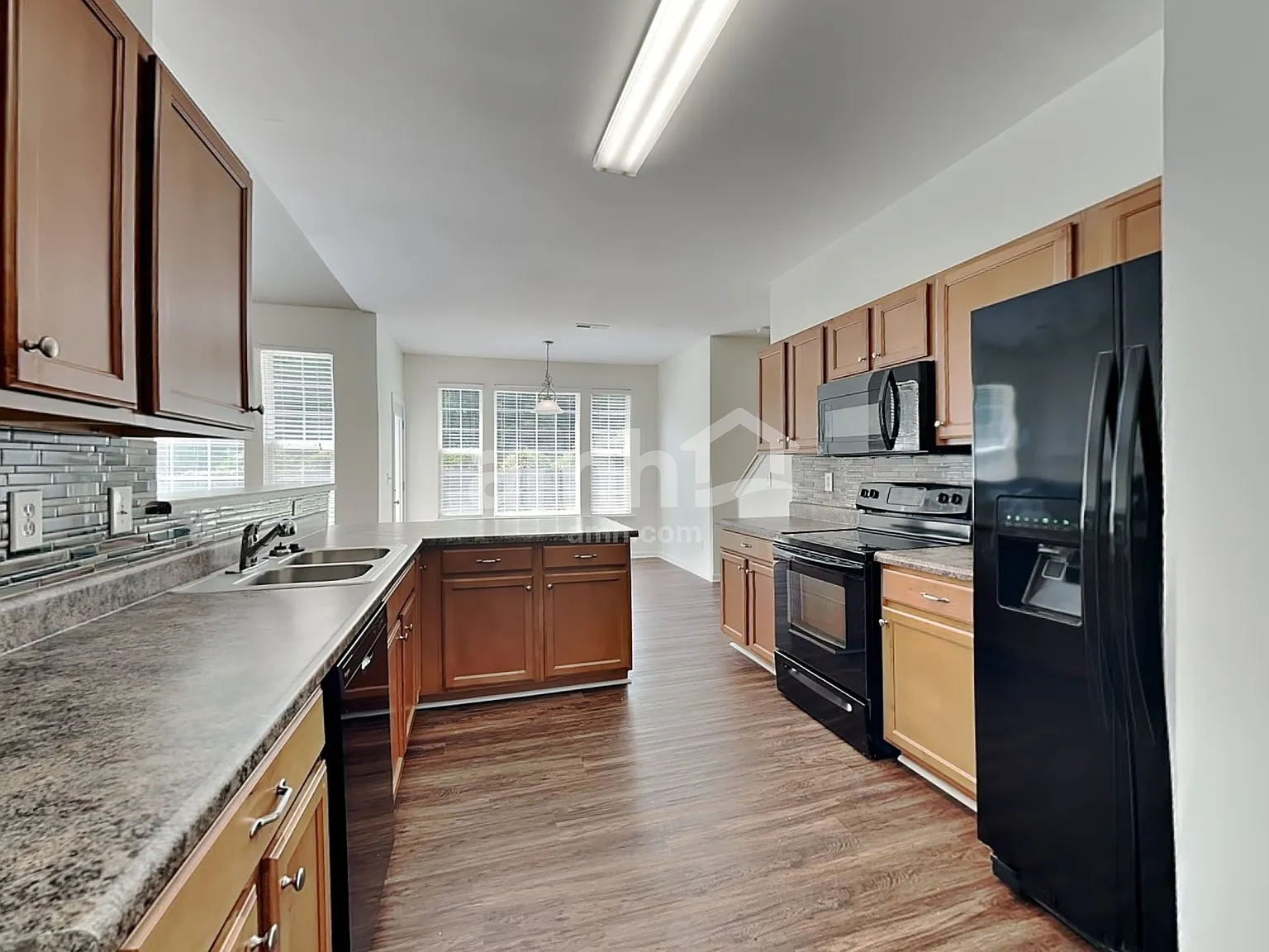 3 bed, 2.5 bath, 2322 sqft, $2,295 — Photo 3
